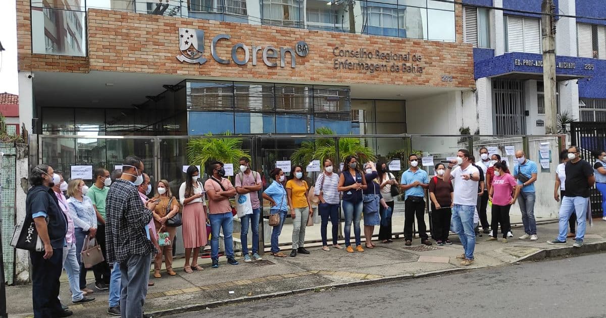 Servidores protestam contra gestão em frente ao Coren-BA