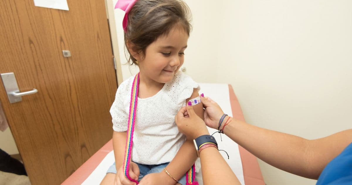 Pais devem fazer recadastramento do SUS de crianças para vacinação contra Covid-19