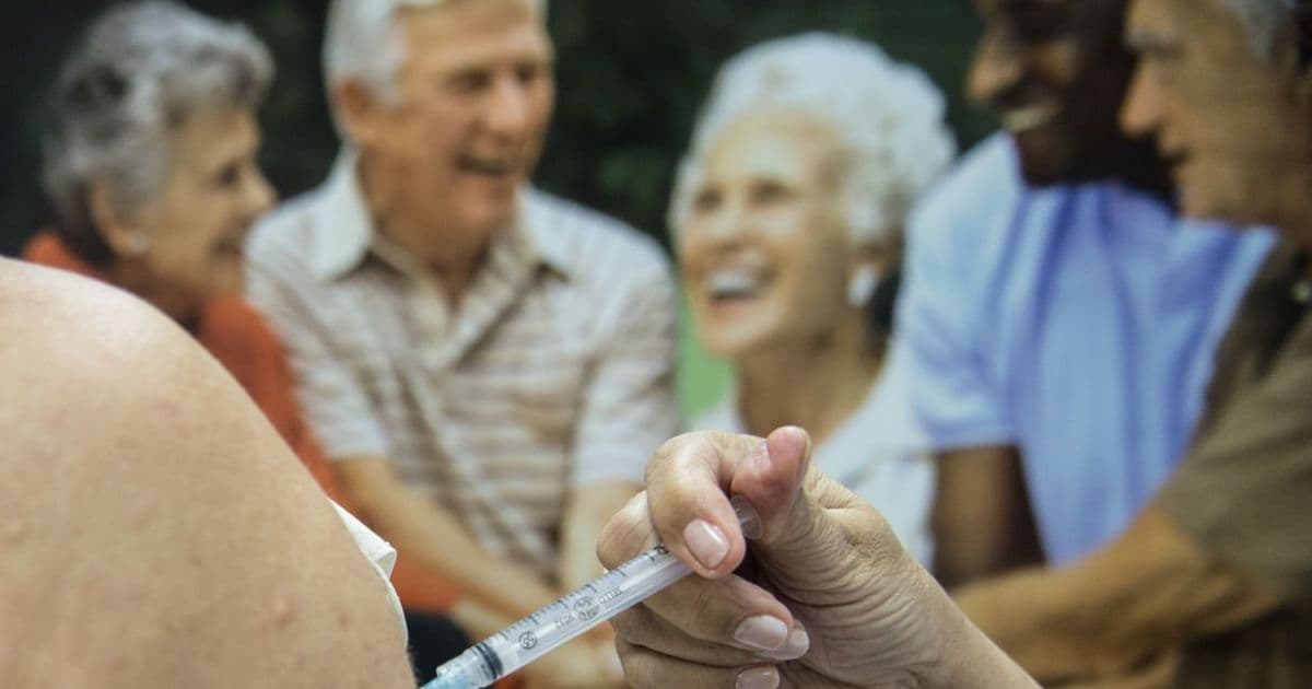 Covid-19: Ministério da Saúde recomenda 2ª dose de reforço para idosos acima de 80 anos