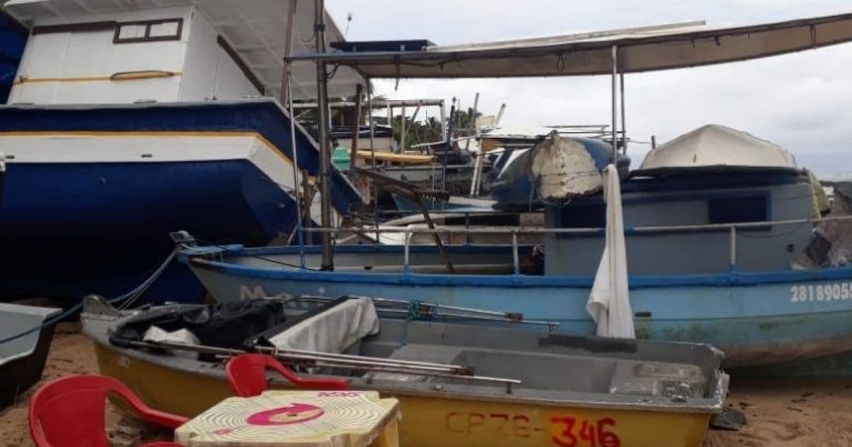 Agentes de saúde inspecionam colônia de pescadores e embarcações em Itapuã