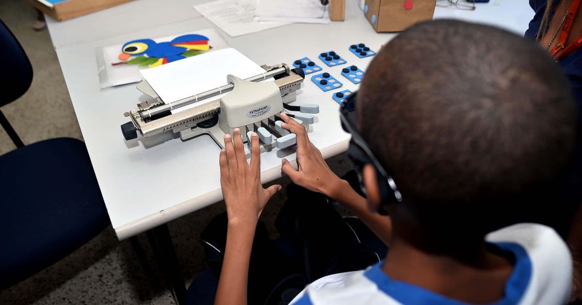 Educação de Salvador atende 200 alunos com deficiência visual em 2022