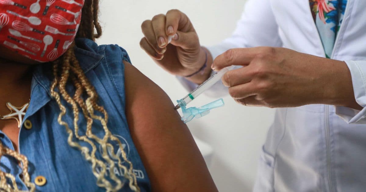 Vacinação contra Covid-19 segue em 60 postos de saúde de Salvador nesta sexta