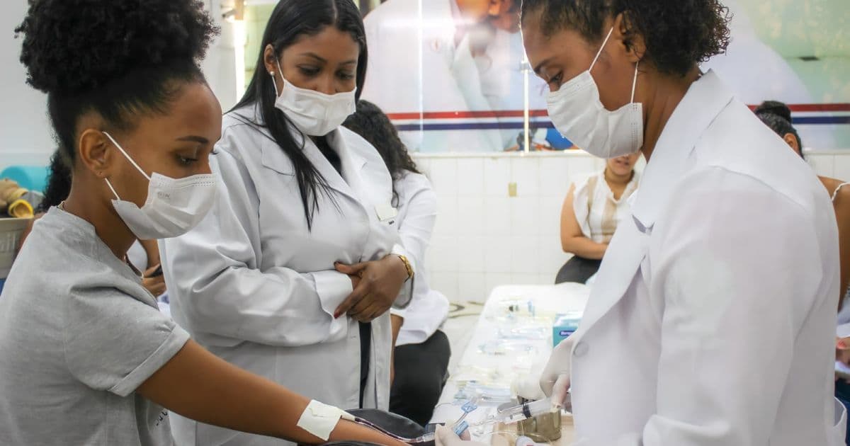 Alunos de enfermagem da UNIRB realizam aula prática sobre técnicas da saúde