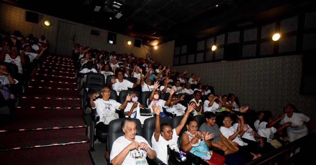 Secretaria de Saúde leva mais de 100 idosos para sessão de cinema no Itaigara