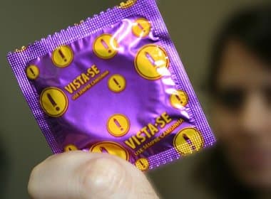 Estudo aponta que três em cada dez pessoas colocam preservativo do lado errado