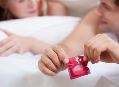 Dia do Sexo: Pesquisa revela que 47% dos jovens não costumam usar preservativos no sexo