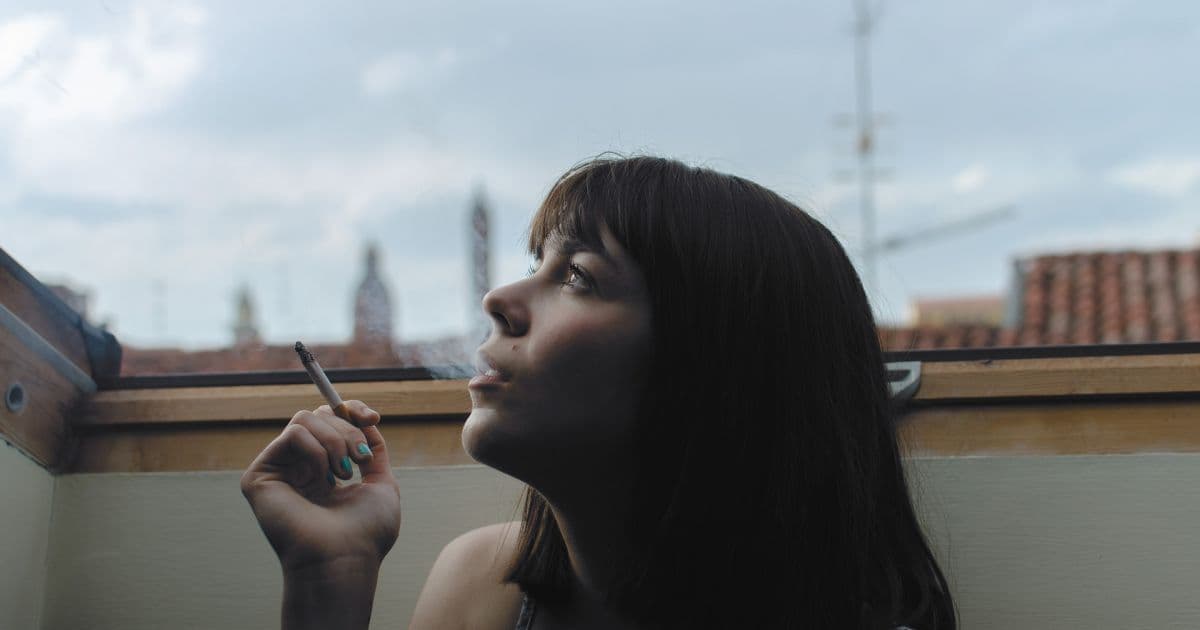 Pesquisa americana constata que mulheres que fumam maconha gozam mais e melhor