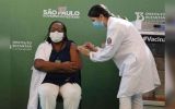 Há 1 ano, Brasil aplicava 1ª dose 