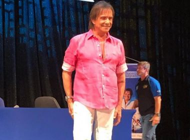 Vestido de rosa, Roberto Carlos diz se garantir como homem e fala sobre porte de armas