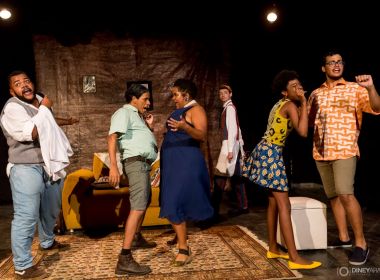 Comédia baiana, 'Defeito's de Família' atualiza crítica ao colonialismo e à subserviência