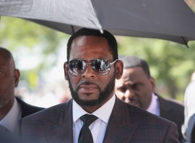 R. Kelly é preso por posse de pornografia infantil e acusações de crimes sexuais