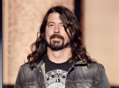 Fã brasileira entrega uma garrafa de Pitú a Dave Grohl