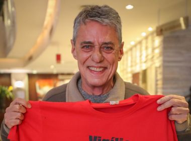 'Até 31 de dezembro de 2026, eu assino', diz Bolsonaro sobre Prêmio Camões de Chico