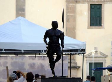 Escultura de Zumbi dos Palmares na Praça da Sé tem a lança devolvida