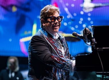 Com problema de saúde, Elton John interrompe show e chora por não conseguir cantar
