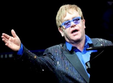Elton John teme que pessoas com HIV sejam negligenciadas na pandemia e faz doação