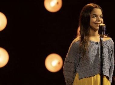 Aos 14 anos, baiana Cacá Magalhães canta em programa nos EUA e chama atenção de DeGeneres