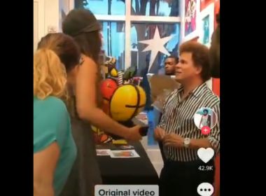 Dona de restaurante quebra obra de Romero Britto após artista maltratar seus funcionários 