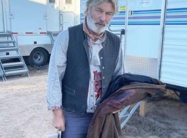 Alec Baldwin atira com arma cenográfica e mata diretora nas gravações do filme 'Rush'