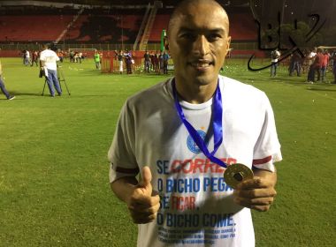 Campeão baiano também pelo Vitória, Nino festeja conquista com a camisa do Bahia