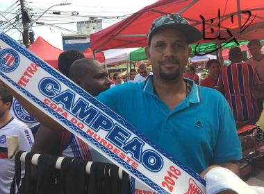 Confiante no título do Bahia, torcedor do Vitória vende faixas de campeão do Nordeste