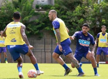 Com Fernandão, grupo do Bahia que ficou em Salvador treina com bola