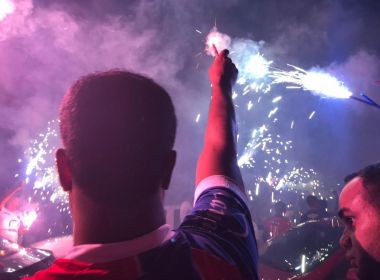 Ônibus do Bahia é recebido com festa iluminada na entrada da Fonte Nova