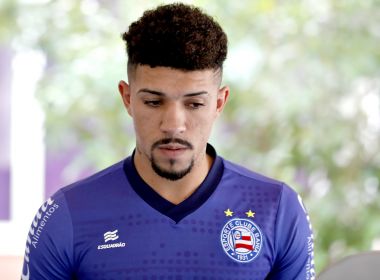 De saída: Douglas Augusto posta foto a caminho do PAOK, da Grécia
