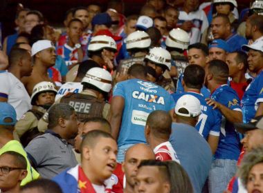 Torcedores do Bahia brigam durante partida contra o Athletico-PR; veja vídeo