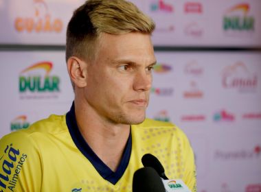 Douglas lamenta reação da torcida com lesão de Moisés: 'Fico triste'