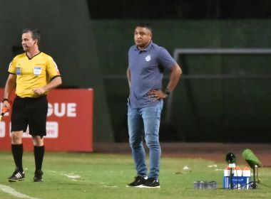 Após revés, Roger cita gramado de Pituaçu, mas dá méritos ao Ceará: 'Bolas bem batidas'