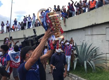 Delegação do Bahia desembarca com troféu da Copa do Nordeste em Salvador