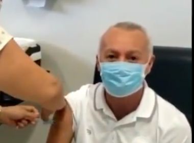 Ídolo do Bahia, Bobô recebe vacina contra a Covid-19: 'Viva a ciência!'