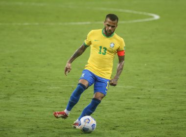Gilberto comenta postagem de Daniel Alves com 'convite' ao Bahia