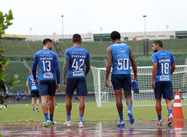 Debaixo de chuva, elenco do Bahia trabalha tática em Pituaçu