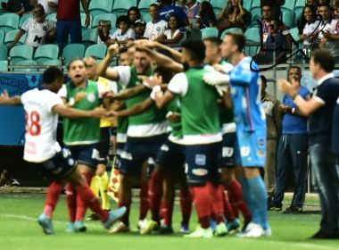 Torcedores do Bahia invadem campo após jogo contra a Ponte para pegar camisas