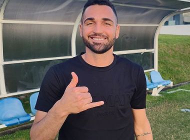 De férias, atacante Gilberto faz visita ao CT do Bahia