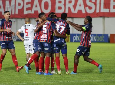 Bahia aproveita bem as chances contra o Brusque e volta a vencer na Série B