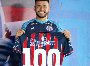 Patrick completa 100 jogos pelo Bahia e recebe camisa comemorativa