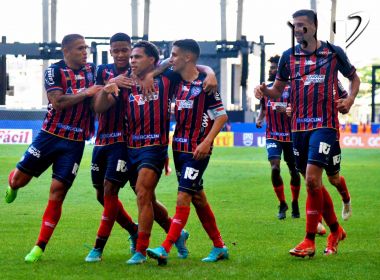 Jacaré faz golaço, Bahia supera o Brusque e encerra jejum na Série B