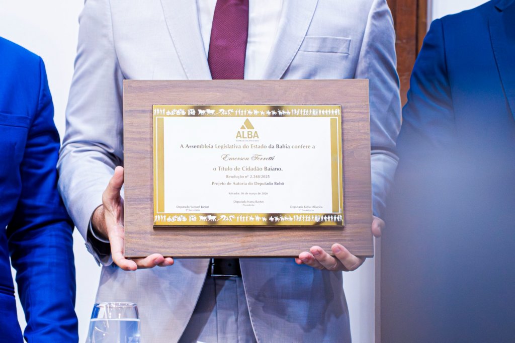 Foto de Emerson Ferretti recebendo homenagem