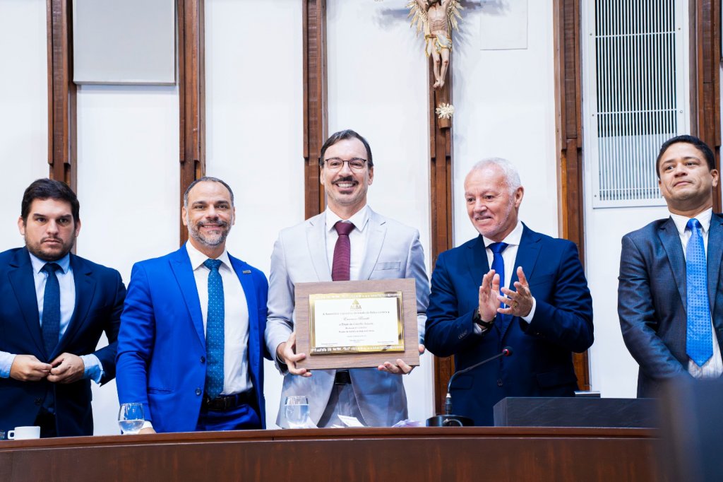 Foto de Emerson Ferretti recebendo homenagem