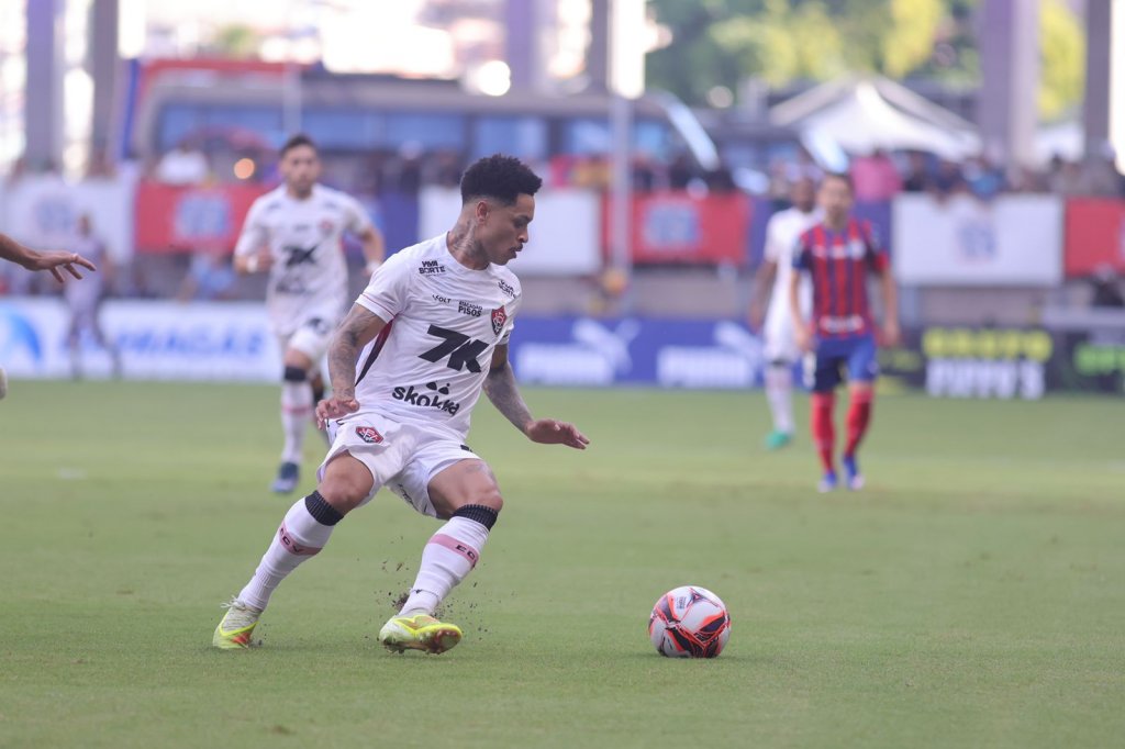 Matheuzinho durante a partida