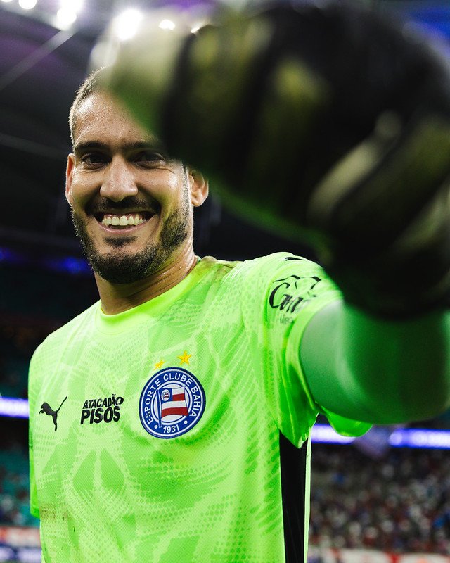 Goleiro Ronaldo em ação pelo Bahia
