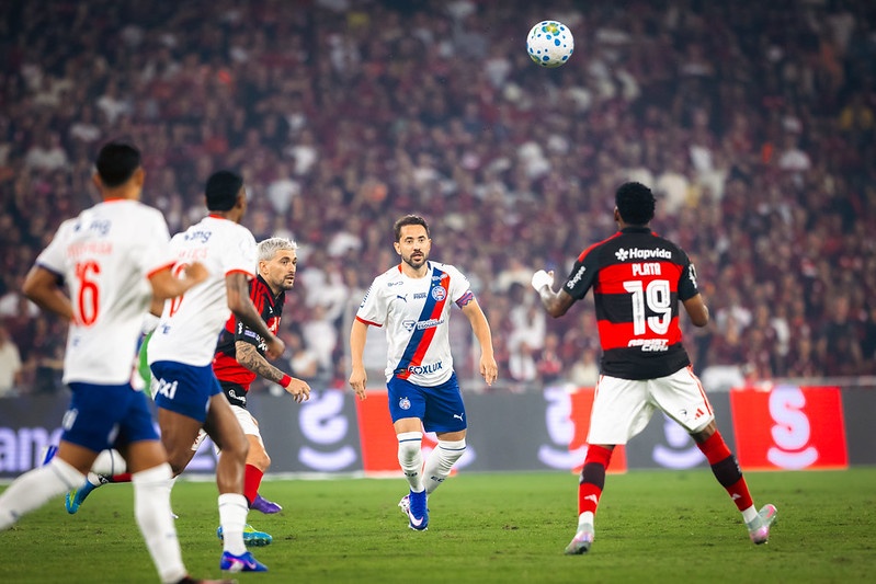 Pouco inspirado no Maracanã, Bahia é dominado pelo Flamengo e deixa o G4