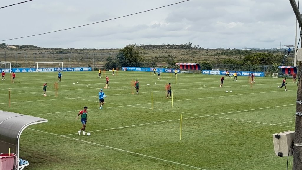 Com presença de jogadores da base, Bahia dá sequência a intertemporada; confira como foi 8 Treino Bahia - jogadores em campo