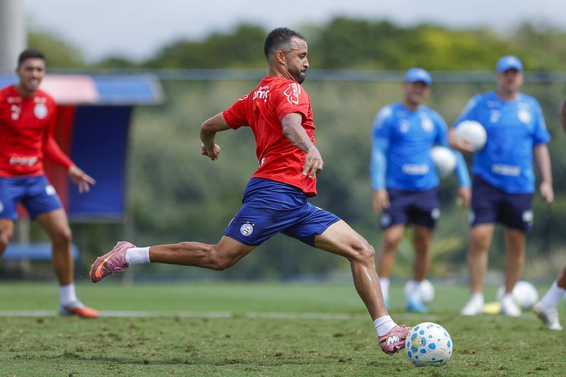 Caio Alexandre treina parcialmente, e Bahia realiza trabalho tático antes de enfrentar o Vasco