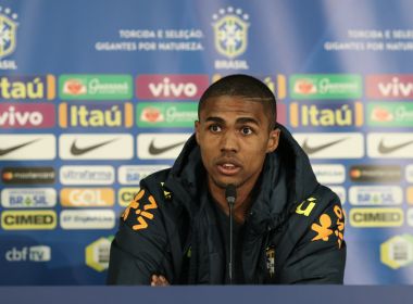 Favorito para a vaga de Neymar, Douglas Costa define tarefa como muito difícil