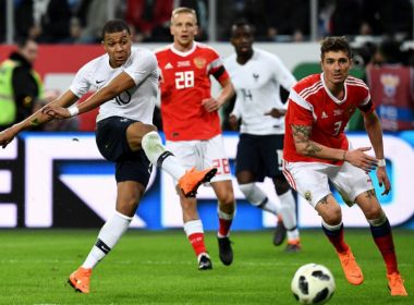 Torcedores russos cometem atos racistas em amistoso contra França; Fifa vai investigar