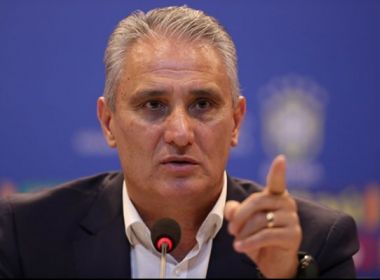 Tite revela que se machucou após levar tombo: ‘Não consigo andar direito’